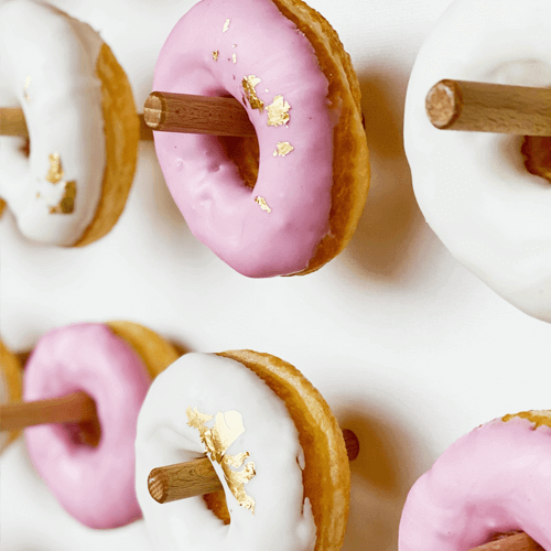 Drveni zid sa krofnama