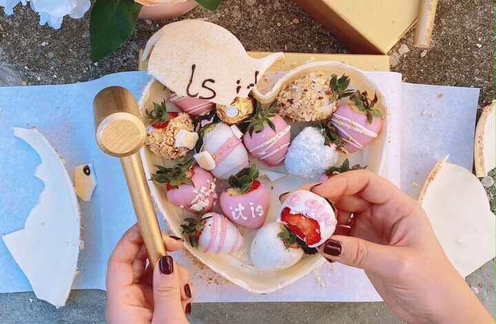 torta za otkrivanje pola deteta sa jagodama obojenim u roze