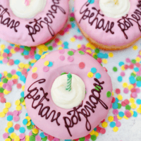 Rođendanska krofna – roze