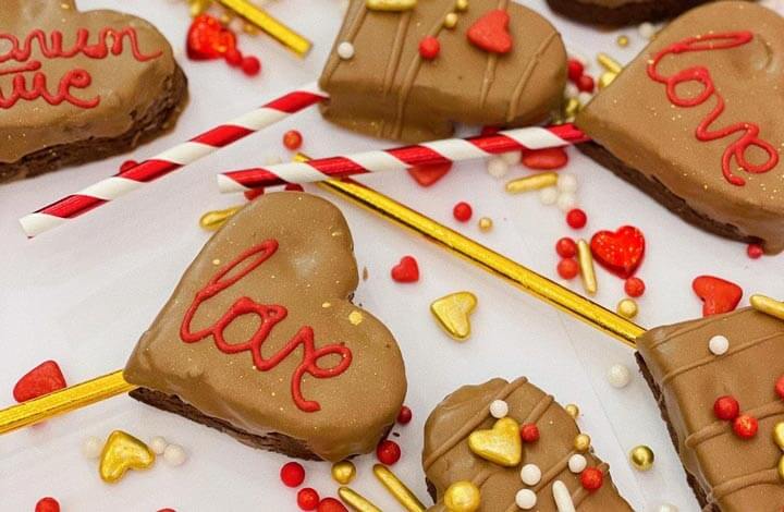 Čokoladni brauni na štapiću u obliku srca