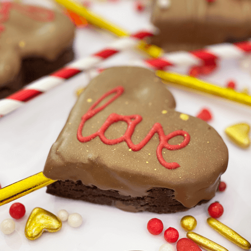 Brauni u obliku srca na štapiću 65g