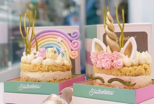 Dve Slatkoteka torte ukrašene šarenim bojama