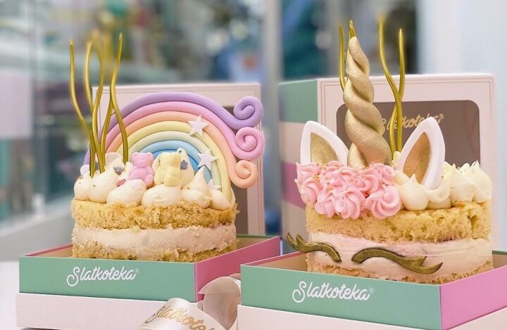 Dve Slatkoteka torte ukrašene šarenim bojama