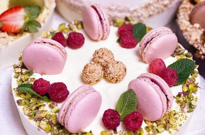 Cheesecake torta ukrašena malinama