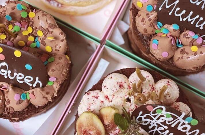 Tri različito dekorisane čokoladne torte