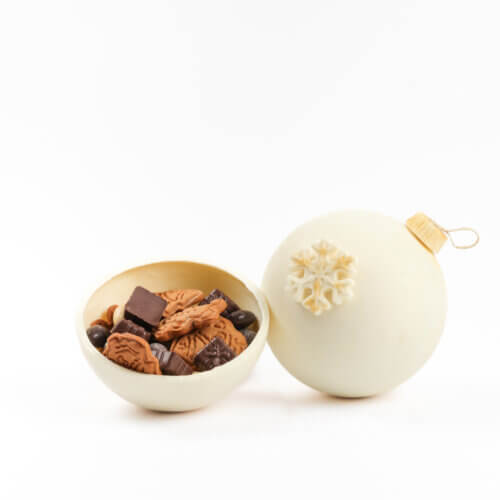 Bela novogodišnja kugla