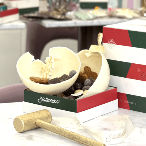 Bela novogodišnja kugla