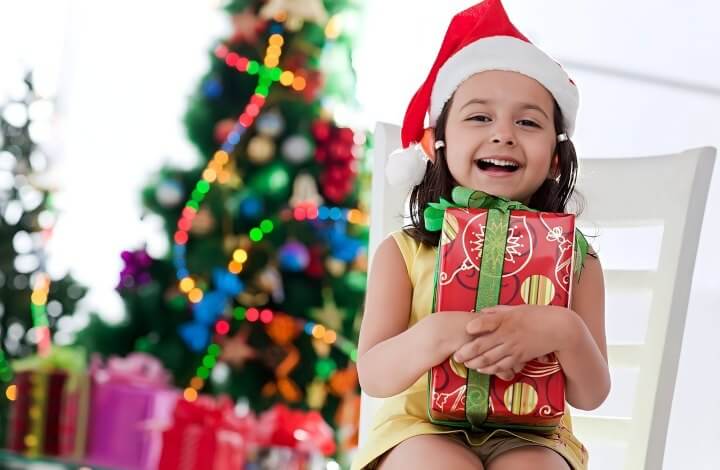 Dete drži poklon u rukama