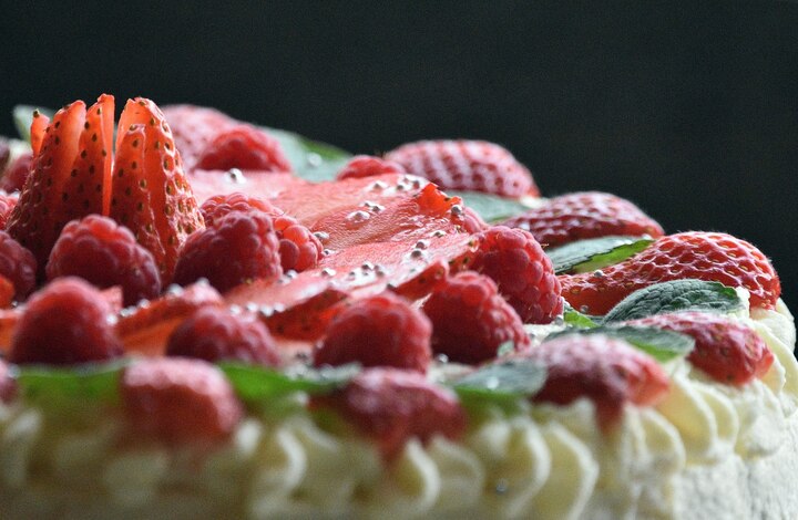 Torta sa šlagom ugrašena jagodama i malinama