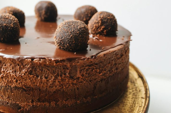 Čokoladna torta na drvenom poslužavniku