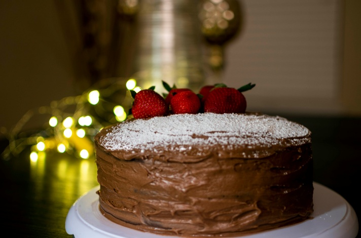 Torta od čokolade i kokosa, ukrašena jagodama